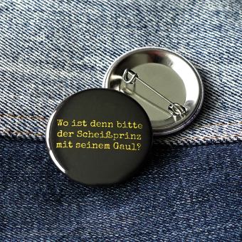 Ansteckbutton Wo ist denn bitte der Scheißprinz mit seinem Gaul? auf Jeans mit Rückseite